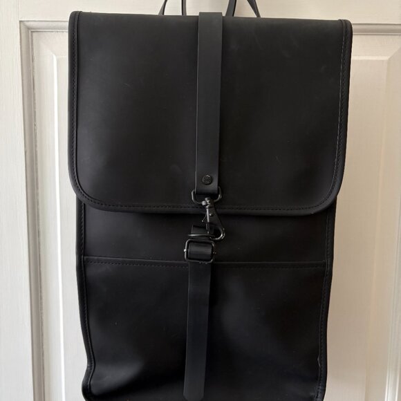 RAINS 3.5 gal Silhouette Black Matte Backpack